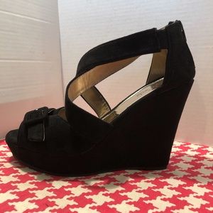 Red Circle Gardenia Wedge